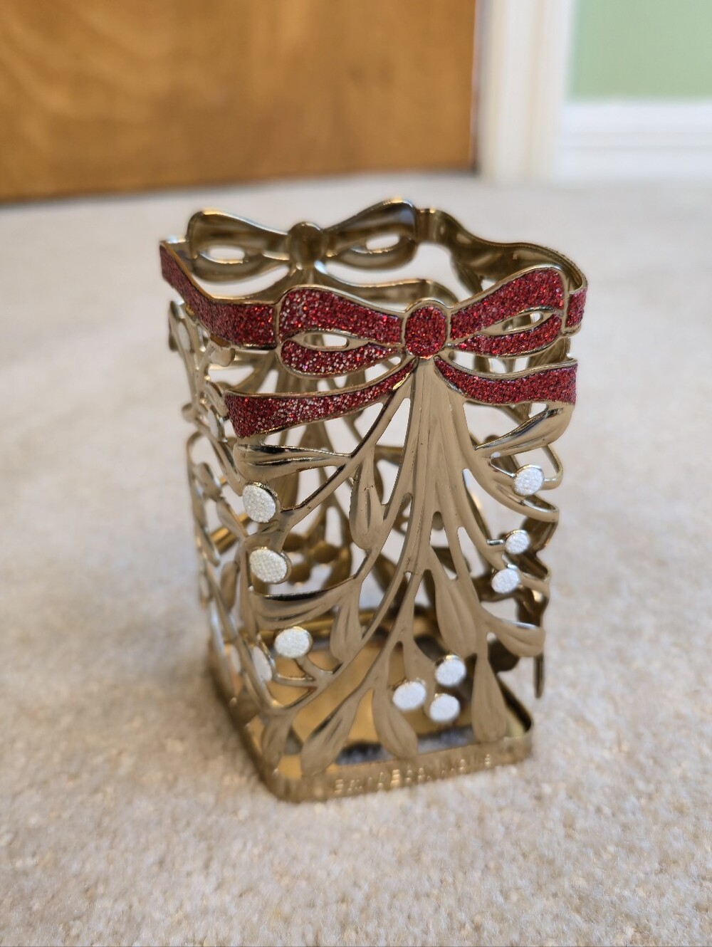 Bath & Body Works Foaming Hand Soap Holder Gold Mistletoe Red Bow
